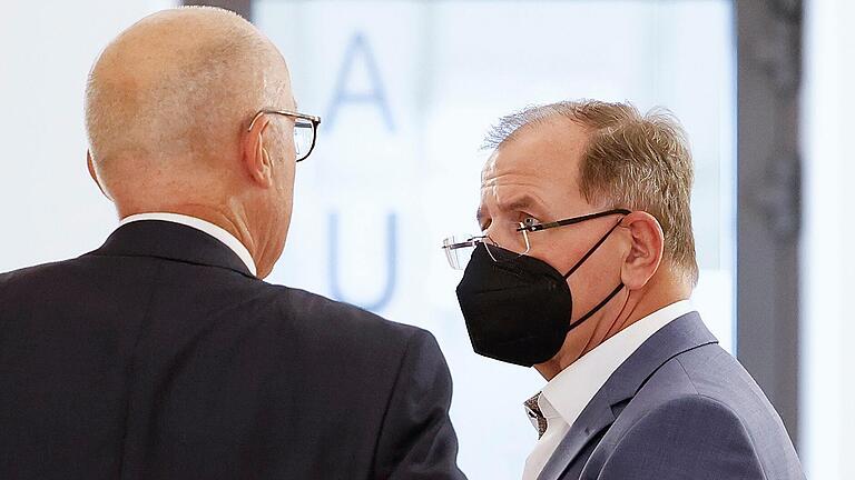 Der unterfränkische Bezirkstagspräsident Erwin Dotzel (rechts) mit seinem Verteidiger Thomas Rothaug vor seinem Prozess am Amtsgericht Obernburg (Lkr. Miltenberg). Der unterfränkische Bezirkstagspräsident Erwin Dotzel (rechts) mit seinem Verteidiger Thomas Rothaug vor seinem Prozess am Amtsgericht Obernburg (Lkr. Miltenberg).