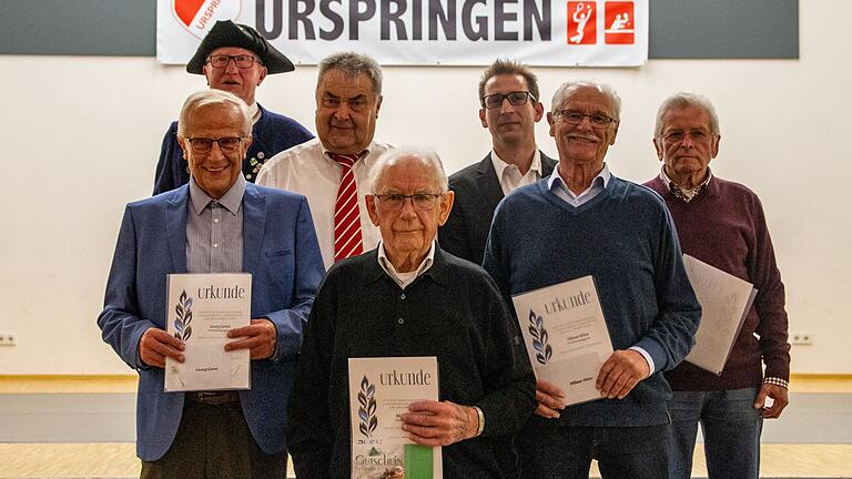 Diese Geehrten halten seit über 55 Jahren die Treue zum TSV Urspringen (von links): Georg Gress, Gerhard Hart, Karl Rauch, Walter Otter, Vorstand Florian Herteux, Hilmar Otter, Ludwig Ruppe. Diese Geehrten halten seit über 55 Jahren die Treue zum TSV Urspringen (von links): Georg Gress, Gerhard Hart, Karl Rauch, Walter Otter, Vorstand Florian Herteux, Hilmar Otter, Ludwig Ruppe.