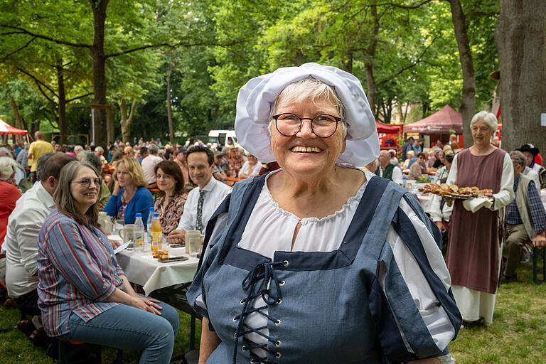 Die Vorsitzende des Bürger- und Kulturvereins, Marianne Prowald, freut sich über die vielen Helferinnen und Helfer vom Sportverein. Ohne sie hätte das traditionsreiche Fest nicht in dem Rahmen stattfinden können. Die Vorsitzende des Bürger- und Kulturvereins, Marianne Prowald, freut sich über die vielen Helferinnen und Helfer vom Sportverein. Ohne sie hätte das traditionsreiche Fest nicht in dem Rahmen stattfinden können.