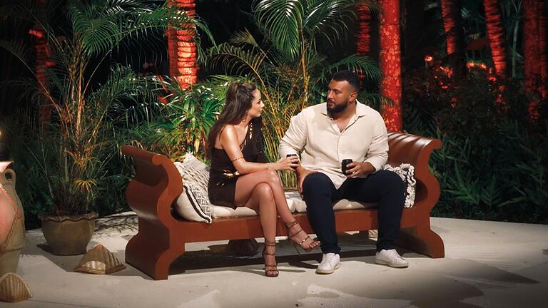 Folgenschweres Gespräch? Kandidat Baro im Austausch mit 'Bachelorette' Saro.