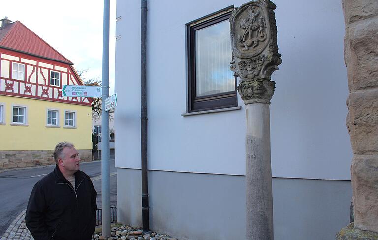 Diesen Bildstock in der Ortsmitte will die Gemeinde Michelau heuer renovieren. Links Bürgermeister Michael Wolf. Diesen Bildstock in der Ortsmitte will die Gemeinde Michelau heuer renovieren. Links Bürgermeister Michael Wolf.