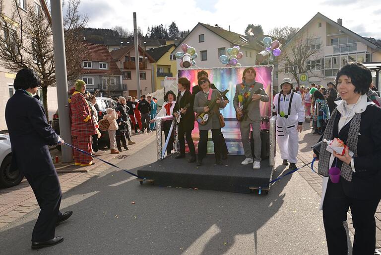 Die Beatles samt fahrbarer Bühne: So nahm die Faschingsgruppe Rinderbachtal AGV (oder AbGespaltener Verein) am Frammersbacher Gaudiwurm teil.