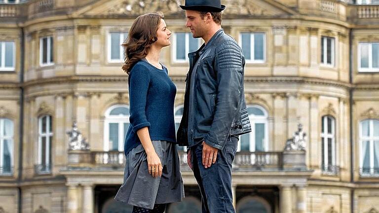 Hauptdarsteller des Musicals Rocky       -  Zwei Monate vor der Premiere: Die Hauptdarsteller des Musicals Rocky, Lucy Scherer und Nikolas Heiber, aufgenommen vor dem Neuen Schloss in Stuttgart.