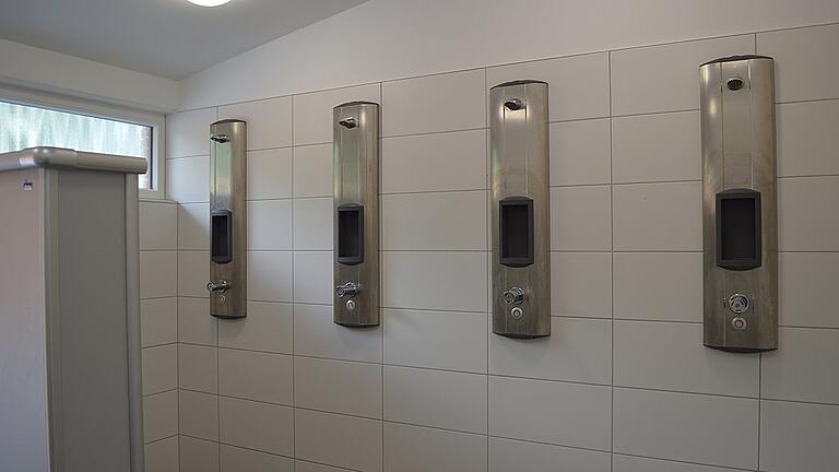 Modern und zeitgemäß: Blick in den neuen Duschbereich des Sanitärtrakts. Modern und zeitgemäß: Blick in den neuen Duschbereich des Sanitärtrakts.