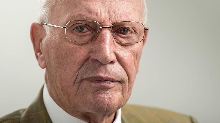 Josef Thomas Kuhn aus Steinbach hat seine Erinnerungen an Krieg und Gefangenschaft aufgeschrieben. Erhalten geblieben sind seine Weihnachtsnotizen an die Familie daheim.