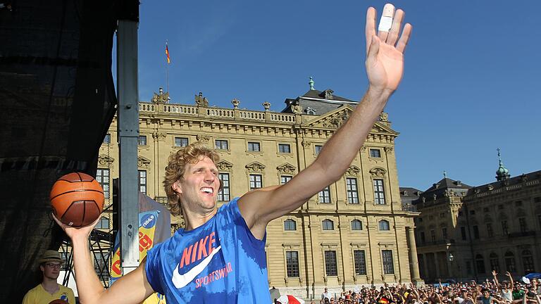 Dirk Nowitzki bei seinem großen Empfang 2011 nach seinem NBA-Titel auf dem Residenzplatz. Ob eine Straße oder ein Platz seinen Namen tragen soll, entscheiden jetzt die Stadträte. Dirk Nowitzki bei seinem großen Empfang 2011 nach seinem NBA-Titel auf dem Residenzplatz. Ob eine Straße oder ein Platz seinen Namen tragen soll, entscheiden jetzt die Stadträte. 