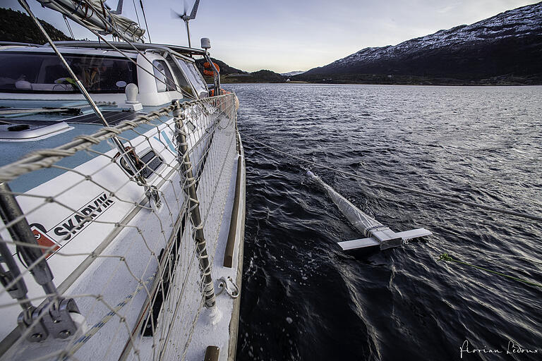 Mit am Segelboot befestigten Netzen können kleine und große Plastikpartikel gesammelt werden. Mit am Segelboot befestigten Netzen können kleine und große Plastikpartikel gesammelt werden.
