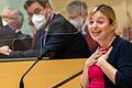 Die Opposition übt im Landtag viel Kritik am Corona-Kurs der Regierung. Ministerpräsident Markus Söder (CSU) blickt derweil kritisch auf Grünen-Fraktionschefin Katharina Schulze.