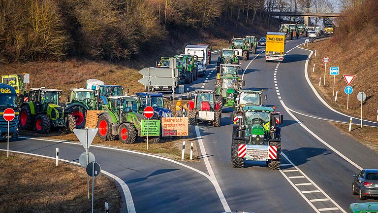 Im Zuge des Bauernprotests am Montag kam es beim Autobahnkreuz A7 Estenfeld zu Verkehrsbehinderungen. Für Mittwoch sind weitere Aktionen geplant.