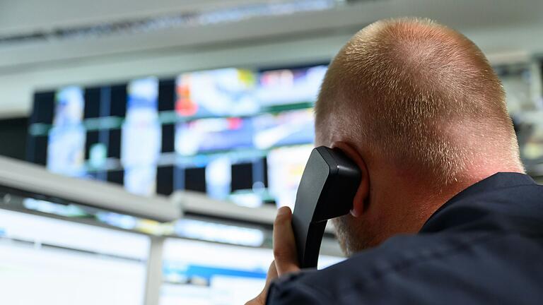 Vor den Videobildschirmen verfolgen Polizistinnen und Polizisten live das Geschehen vorm Hauptbahnhof und Barbarossaplatz in Würzburg.