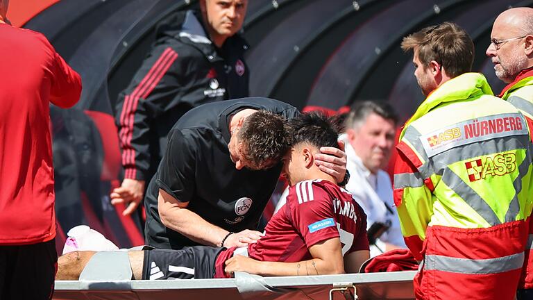 1. FC Nürnberg - SC Paderborn 07       -  Trainer Miroslav Klose tröstet den verletzten Jens Castrop.
