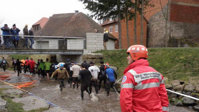 Wie im vergangenen Jahr werden auch diesmal zahlreiche Helfer des Roten Kreuzes, der Wasserwacht oder der Bergwacht dafür sorgen, dass der BraveheartBattle 2017 in Bischofsheim möglichst reibungslos verläuft. Foto: Barbara Enders - Wie im vergangenen Jahr werden auch diesmal zahlreiche Helfer des Roten Kreuzes, der Wasserwacht oder der Bergwacht dafür sorgen, dass der BraveheartBattle 2017 in Bischofsheim möglichst reibungslos verläuft. Foto: Barbara Enders Wie im vergangenen Jahr werden auch diesmal zahlreiche Helfer des Roten Kreuzes, der Wasserwacht oder der Bergwacht dafür sorgen, dass der BraveheartBattle 2017 in Bischofsheim möglichst reibungslos verläuft. Foto: Barbara Enders - Wie im vergangenen Jahr werden auch diesmal zahlreiche Helfer des Roten Kreuzes, der Wasserwacht oder der Bergwacht dafür sorgen, dass der BraveheartBattle 2017 in Bischofsheim möglichst reibungslos verläuft. Foto: Barbara Enders
