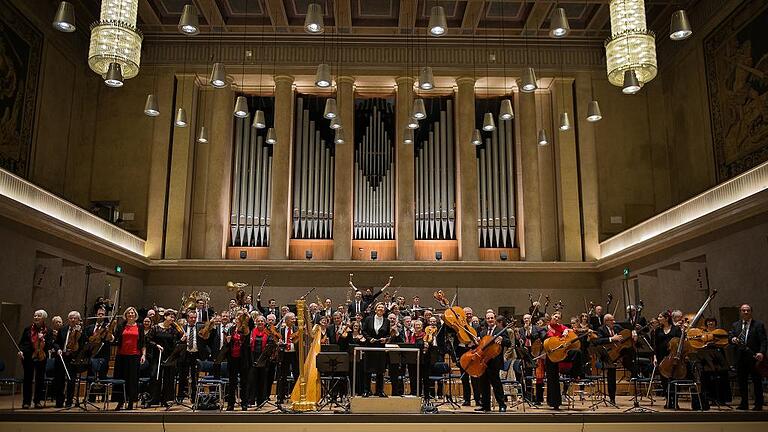 Sinfonisches Festkonzert mit der Collegia Musica       -  (jse)   Am Samstag, 8. April, um 17 Uhr lädt die Stadt Bad Neustadt zu einem sinfonischen Festkonzert mit der Collegia Musica Chiemgau in die neu eröffnete Stadthalle ein. Auf dem Programm stehen sinfonische Werke von der Romantik bis zur Moderne, unter anderem die Sinfonie über zwei russische Themen und das wunderbare Violinkonzert in e-Moll von Felix Mendelssohn-Bartholdy. Die Solistin des Konzertes, Lea Birringer zählt zu den jungen international gefeierten Geigerinnen. Zu einem der Höhepunkte des Konzertes zählt das Konzert für Marimba und großes Orchester von Satoshi Yagisawa mit dem jungen, in zahlreichen Musik - Wettbewerben ausgezeichneten Ausnahmetalent Christian Felix Benning als Solist. In der Jazzsinfonie - A Symphony for Fun - des Amerikaners Don Gillis, kommt eine fünfköpfige Percussion-Gruppe der Hochschule für Musik, München zum Einsatz. Das Konzert wird moderiert von Horant H. Hohlfeld. Die Konzertleitung hat Elke Burkert. Karten sind bei allen bekannten Vorverkaufsstellen und in der Stadthalle Bad Neustadt, ? (0 97 71) 6 31 03 10 erhältlich.