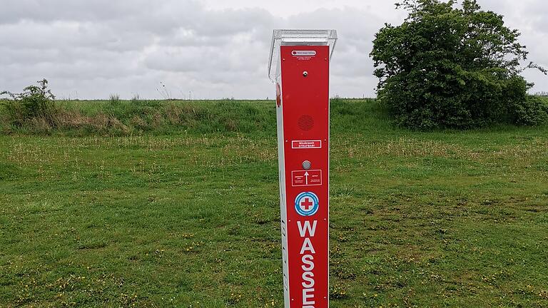 So wie hier an einem Badesee in Neutraubling sollen auch am Sander Baggersee Notrufsäulen der Björn-Steiger-Stiftung aufgestellt werden.