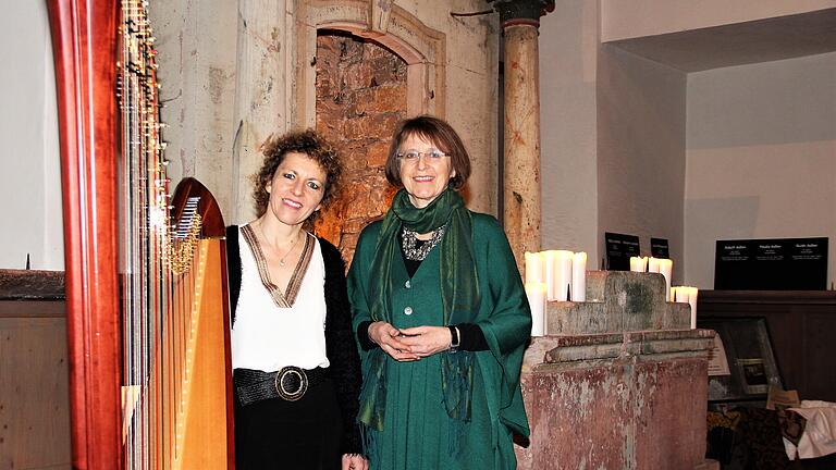 Märchen und stimmungsvolle Harfenmusik boten Anne Kox-Schindelin (links) und Erzählerin Karola Graf in der früheren Synagoge in Urspringen. Märchen und stimmungsvolle Harfenmusik boten Anne Kox-Schindelin (links) und Erzählerin Karola Graf in der früheren Synagoge in Urspringen.