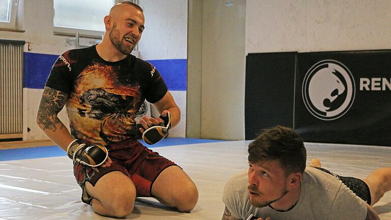 Der Spaß ist beim MMA-Kämpfer Kevin Barth immer mit dabei: Hier beim Training mit Alexander Metzger im Renzo Gracie Schweinfurt im Schweinfurter Bergl. Der Spaß ist beim MMA-Kämpfer Kevin Barth immer mit dabei: Hier beim Training mit Alexander Metzger im Renzo Gracie Schweinfurt im Schweinfurter Bergl.