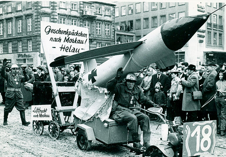 Ein Bild vom Faschingszug 1969 am Barbarossaplatz: Selbst die Narren zogen damals in den Kalten Krieg.