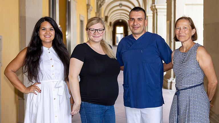 Beim Vorbereitungslehrgang arbeiten unterschiedliche Institutionen zusammen (von links): Maria Schmitt (Fachbereichsleitung Anerkennung internationaler Fachkräfte), Rebecca Schwenkert (Pflegedirektion KWM), Erald Domi (Fachkraft in Anerkennung) und Karen Peuser (Schulleiterin Julius Care). Beim Vorbereitungslehrgang arbeiten unterschiedliche Institutionen zusammen (von links): Maria Schmitt (Fachbereichsleitung Anerkennung internationaler Fachkräfte), Rebecca Schwenkert (Pflegedirektion KWM), Erald Domi (Fachkraft in Anerkennung) und Karen Peuser (Schulleiterin Julius Care).