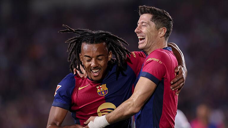 FC Barcelona - FC Getafe - Jubel über das 6.500. Ligator in der Geschichte des FC Barcelona: Torschütze Robert Lewandowski (r) feiert mit Jules Kounde. FC Barcelona - FC Getafe - Jubel über das 6.500. Ligator in der Geschichte des FC Barcelona: Torschütze Robert Lewandowski (r) feiert mit Jules Kounde.