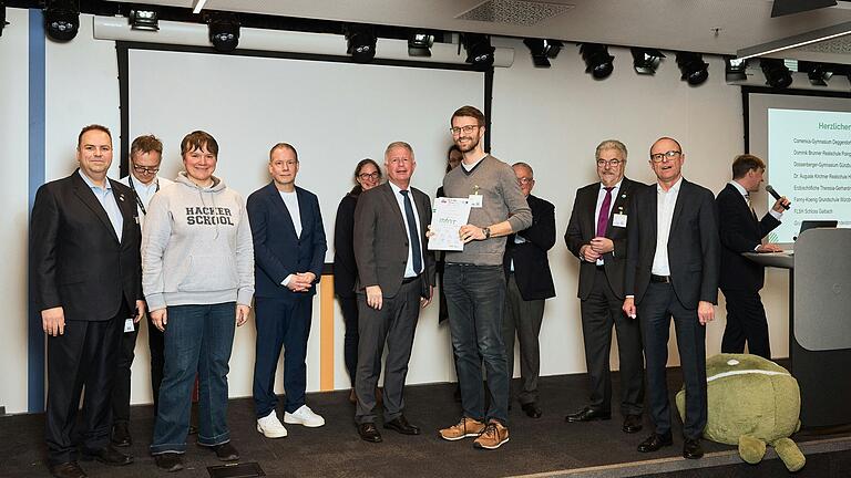 Thomas Morche erhält von Dr. Wolfgang Mutter und weiteren Ehrengästen die Urkunde zur Auszeichnung „MINT-freundliche Schule“.