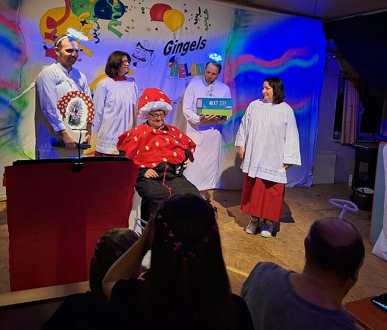 Eine tolle Party mit Sketchen, Tanz und Gesang: Kein Auge blieb trocken beim Ginolfser Büttenabend Eine tolle Party mit Sketchen, Tanz und Gesang: Kein Auge blieb trocken beim Ginolfser Büttenabend