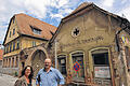 Einst ein Prachtbau: Axel und Barbara Weber wollen dem ehemaligen Winzer-Anwesen in Thüngersheim wieder zu altem Glanz verhelfen.