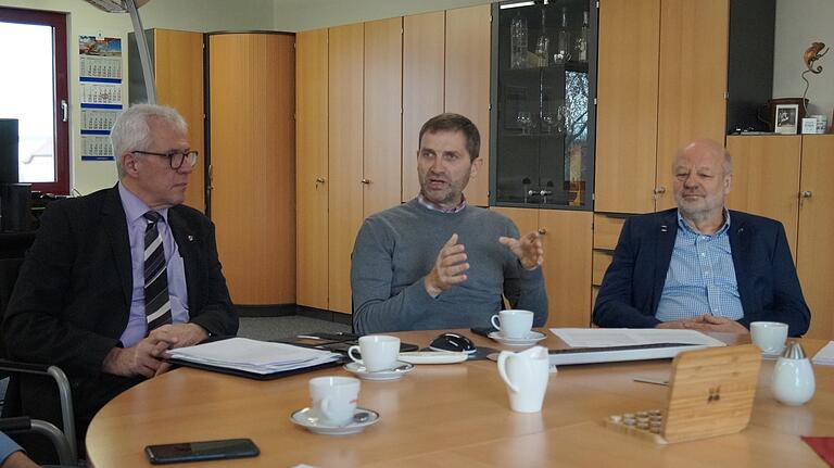 Bürgermeister Günther Werner, Stadtwerksleiter Norbert Zösch und Ex-Bundestagsabgeordneter Hans-Josef Fell (von links) stellten in Haßfurt das Weißbuch der Internationalen Organisation für Erneuerbare Energien (IRENA) vor. Bürgermeister Günther Werner, Stadtwerksleiter Norbert Zösch und Ex-Bundestagsabgeordneter Hans-Josef Fell (von links) stellten in Haßfurt das Weißbuch der Internationalen Organisation für Erneuerbare Energien (IRENA) vor.