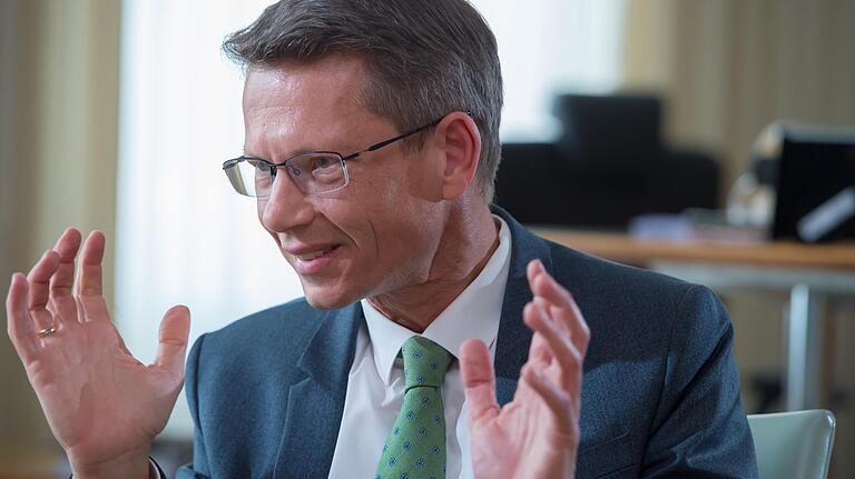 Oberbürgermeister Sebastian Remelé in seinem Büro im Rathaus.