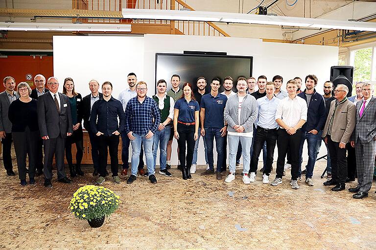 Die Absolventen des 74. Meisterkurses der Fachschule für das Schreinerhandwerk in Ebern haben die einzige weibliche Mitschülerin in die Mitte genommen. Mit auf dem Foto Lehrkräfte, Schulleiter und Ehrengäste der Verabschiedung. Die Absolventen des 74. Meisterkurses der Fachschule für das Schreinerhandwerk in Ebern haben die einzige weibliche Mitschülerin in die Mitte genommen. Mit auf dem Foto Lehrkräfte, Schulleiter und Ehrengäste der Verabschiedung.