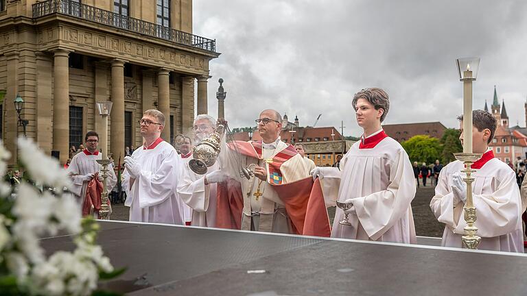 Am Donnerstagvormittag zogen zahlreiche Gläubige im Rahmen einer Prozession durch die Würzburger Innenstadt. An der Residenz wurden das Evangelium verkündet und die Fürbitten gesprochen. Zudem erteilte Bischof Jung den eucharistischen Segen.