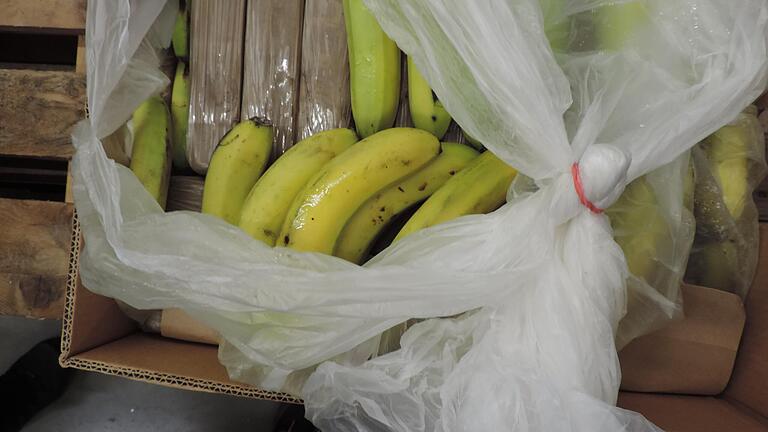 In Obstkisten versteckt schlummerten die kostbaren Päckchen voller Kokain. Auch in einem Großmarkt in Würzburg wurden 17 Kilo gefunden.