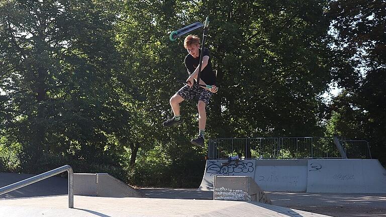 Noah, 17, aus Kitzingen probiert viele verschiedene Tricks auf der Funbox und in der Halfpipe aus, darunter den Invert und den Bri-Flip.