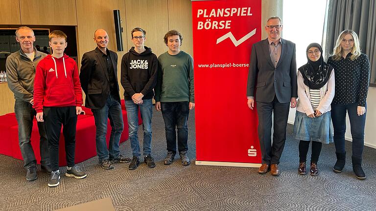 Die Vertreter der Depotgesamtwertung-Siegerteams beim Schülerwettbewerb 'Planspiel Börse' im Landkreis Rhön-Grabfeld.