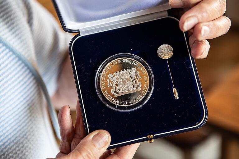 Auch das Bayerische Innenministerium ehrte Marlene Bayer im vergangenen Jahr: mit der Medaille für Verdienste um die innere Sicherheit. Auch das Bayerische Innenministerium ehrte Marlene Bayer im vergangenen Jahr: mit der Medaille für Verdienste um die innere Sicherheit.