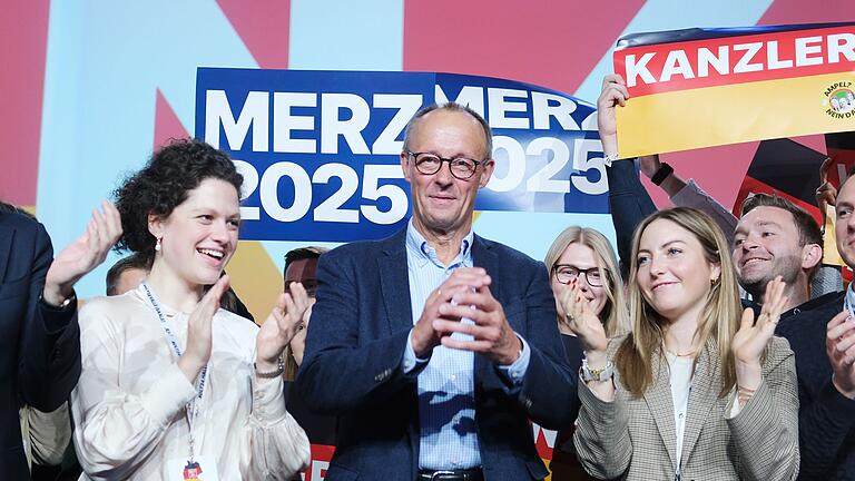 Deutschlandtag der Jungen Union - Friedrich Merz stimmt den Unionsnachwuchs auf den Bundestagswahlkampf ein - mit einer Kampfansage an die SPD. Die Grünen kommen in seiner Rede kaum vor. Die Junge Union feiert ihn schon als Kanzler. Deutschlandtag der Jungen Union - Friedrich Merz stimmt den Unionsnachwuchs auf den Bundestagswahlkampf ein - mit einer Kampfansage an die SPD. Die Grünen kommen in seiner Rede kaum vor. Die Junge Union feiert ihn schon als Kanzler.