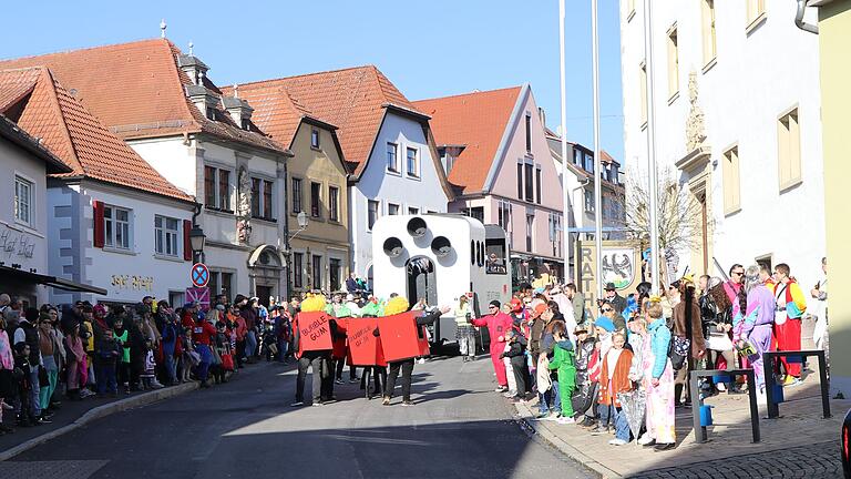 Die Faschingswägen und Fußgruppen zogen am Sonntag mit heruntergedrehter Musik durch die Marktstraße, die zuvor durch den AKV Arnstein als familienfreundliche Ruhezone bekanntgegeben wurde. Die Faschingswägen und Fußgruppen zogen am Sonntag mit heruntergedrehter Musik durch die Marktstraße, die zuvor durch den AKV Arnstein als familienfreundliche Ruhezone bekanntgegeben wurde. 