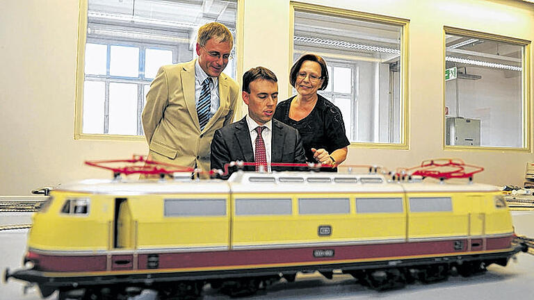 Einblick: Der baden-württembergische Wirtschaftsminister Nils Schmid (Mitte) steuert zusammen mit Arbeiterin Maria Remy und Produktionsleiter Gerhard Tastl eine Modelleisenbahn bei Märklin in Göppingen. Einblick: Der baden-württembergische Wirtschaftsminister Nils Schmid (Mitte) steuert zusammen mit Arbeiterin Maria Remy und Produktionsleiter Gerhard Tastl eine Modelleisenbahn bei Märklin in Göppingen.