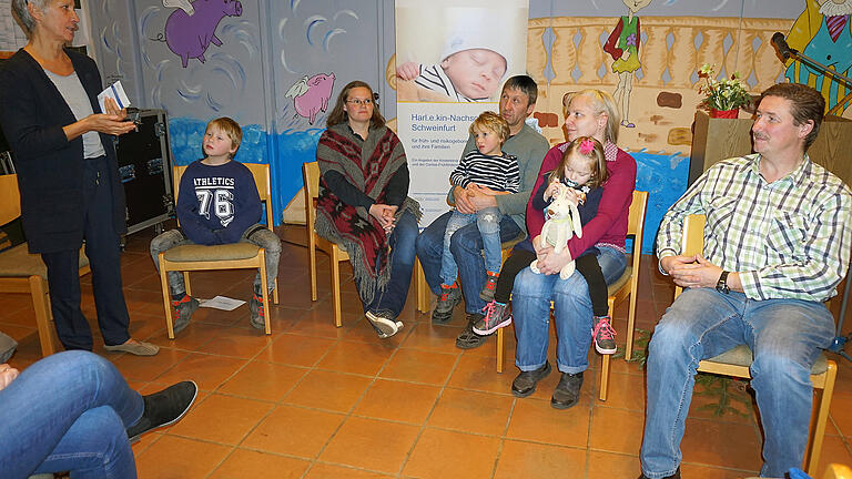 Sie würden Harl.e.kin jederzeit weiterempfehlen. Moderiert von Inge Barthelme (links) erzählten die Familien Lösch und Kleren von ihren Erfahrungen. Von links Felix, Anja, Stefan mit Filip Lösch, Kerstin mit Nancy und Matthias Kleren. Sie würden Harl.e.kin jederzeit weiterempfehlen. Moderiert von Inge Barthelme (links) erzählten die Familien Lösch und Kleren von ihren Erfahrungen. Von links Felix, Anja, Stefan mit Filip Lösch, Kerstin mit Nancy und Matthias Kleren.