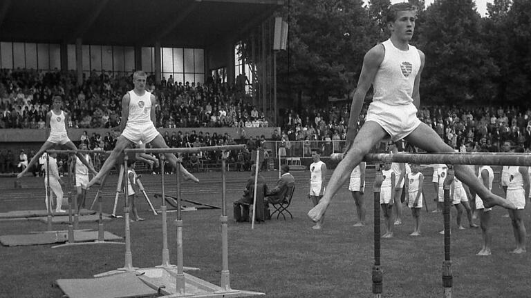 Im Juli 1961 fand schon einmal ein Landesturnfest in Schweinfurt statt. Damals noch in Schwarz-Weiß, aber mit nicht weniger Begeisterung, wie man bei diesem Schau-Wettkampf am Barren erkennen kann. 58 Jahre später ist Schweinfurt wieder Gastgeber für dieses wohl größte bayerische Breitensport-Ereignis. Im Juli 1961 fand schon einmal ein Landesturnfest in Schweinfurt statt. Damals noch in Schwarz-Weiß, aber mit nicht weniger Begeisterung, wie man bei diesem Schau-Wettkampf am Barren erkennen kann. 58 Jahre später ist Schweinfurt wieder Gastgeber für dieses wohl größte bayerische Breitensport-Ereignis.