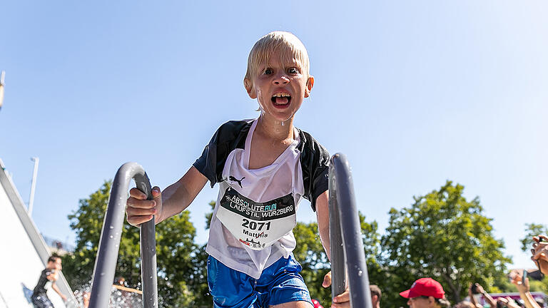 Über 1100 Kleine und Große Teilnehmer bei 'Rock the Race' dem Hindernislauf am Sonntag 07.08.22 in Würzburg.