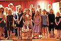 Das Mitmachen beim Musical hat Spaß gemacht: In der vorderen Reihe sind die mitwirkenden Kinder zu sehen, in der hinteren Reihe die Erwachsenen Claudia Göbel, Rico Hartung, Tom Schaefer, Christina Trapp-Schaefer und Manfred Rauprich.