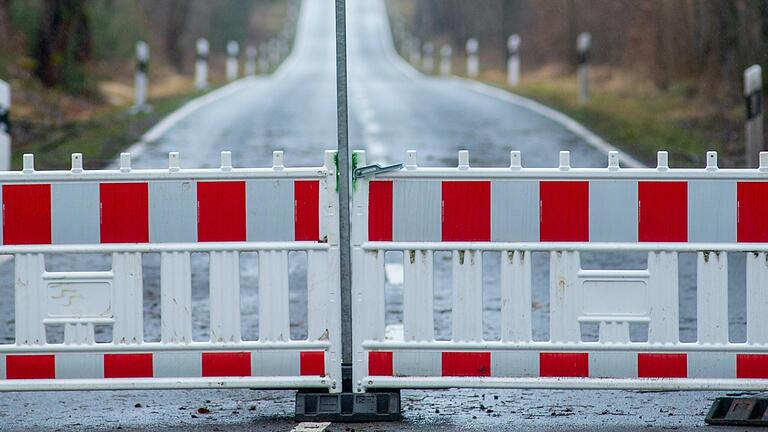 Straßensperrung Symbolbild.