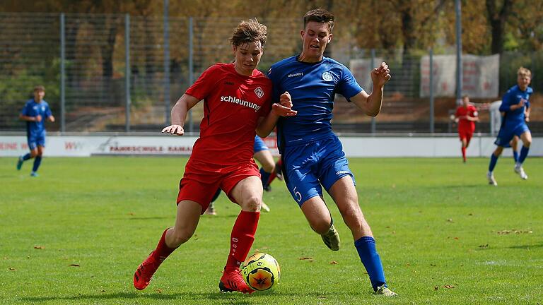 Felix Schmitt (links) im Trikot der Würzburger Kickers im Zweikampf mit Nils Kuß vom FV 04 Würzburg. Schmitt erzielte in dieser Partie im August 2022 drei Tore.