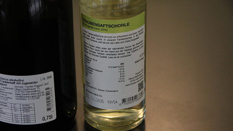 Auf anti-alkoholischen Getränken sind die neuen Etiketten bereits verpflichtend. Für Wein werden die Etiketten ab dem Erntetag 8. Dezember 2023 Pflicht. . - Auf anti-alkoholischen Getränken sind die neuen Etiketten bereits verpflichtend. Für Wein werden die Etiketten ab dem Erntetag 8. Dezember 2023 Pflicht. Auf anti-alkoholischen Getränken sind die neuen Etiketten bereits verpflichtend. Für Wein werden die Etiketten ab dem Erntetag 8. Dezember 2023 Pflicht. . - Auf anti-alkoholischen Getränken sind die neuen Etiketten bereits verpflichtend. Für Wein werden die Etiketten ab dem Erntetag 8. Dezember 2023 Pflicht.