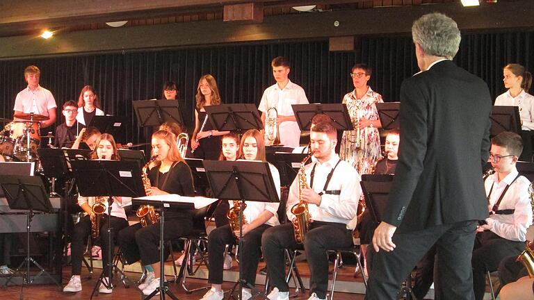 Die von Andreas Strehler geleitete Big Band des Frobenius-Gymnasiums sorgte für den musikalischen Rahmen bei der Amtseinführung des neuen Schulleiters.       -  Die von Andreas Strehler geleitete Big Band des Frobenius-Gymnasiums sorgte für den musikalischen Rahmen bei der Amtseinführung des neuen Schulleiters.