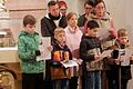 Die Kommunionkinder mit ihren Eltern im Chorraum der St.-Aegidius-Kirche in Gernach: sie stellen sich vor und gestalten den Gottesdienst mit.