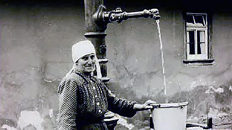 Wasserleitungen gab es im Dorf früher nicht, dafür aber Brunnen.       -  Wasserleitungen gab es im Dorf früher nicht, dafür aber Brunnen.