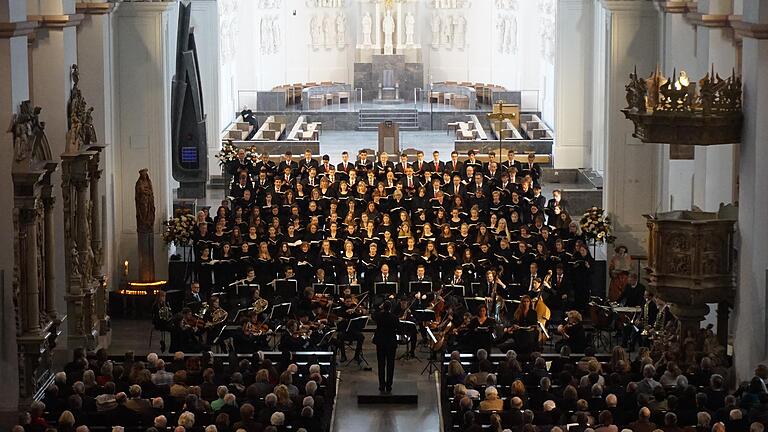 Der große Chor der Dommusik: Im Kiliansdom erklang das Oratorium 'Jesus in Gethsemane' von Antonio Rosetti.