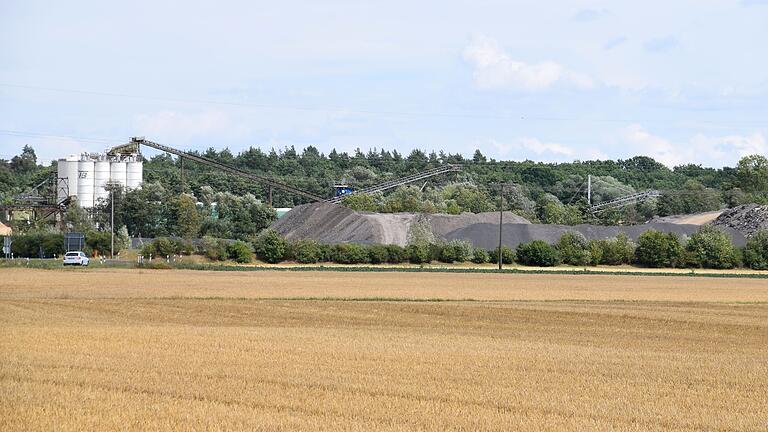 Vor seinem Baustoffwerk an der Gochsheimer Straße bei Grafenrheinfeld aus will das Bauunternehmen Glöckle auf 45 Hektar Fläche Zug um Zug Sand und Kies abbauen.