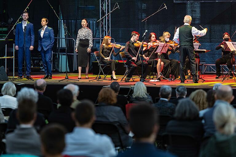 Gebannt lauschte das Publikum der Oper 'Don Giovanni' beim Kultursommer Schweinfurt auf dem  Kessler Field.